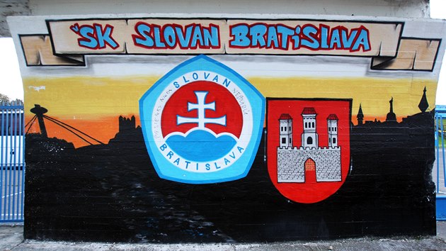 Grafitti s motivem Slovanu Bratislava pobl stadionu, kde se zpas odehraje.