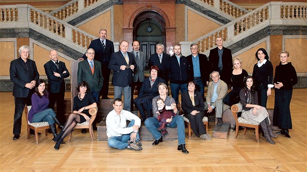 OSOBNOSTI ROKU 2005. (zleva) Miloslav Zapletal, Miss Lucie Krlov, herec Marek Vaut, mdn nvrhka Libna Rochov, historik Jaroslav ediv, historik Frantiek mahel, reisr Filip Ren, herec a politik Vtzslav Jandk, herec Viktor Preiss, manelka premira Zuzana Paroubkov, herec Josef Vinkl, Valentina a Iva Velkovy, herec a modertor Marek Eben, vdkyn Blanka hov, herec Ji Bartoka, herec Alois vehlk, divadeln herec Boris Rsner, zpvaka Bra Basikov, Miss Kateina Smejkalov, podnikatelka Michaela Malov a designrka Barbora korpilov.