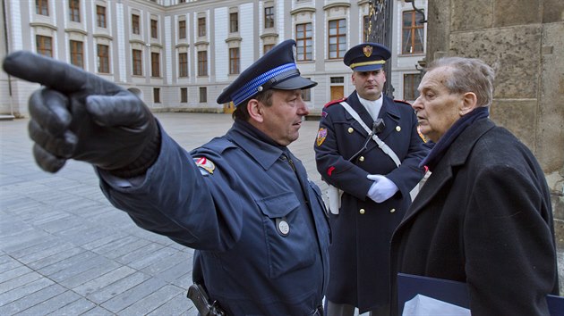 Filmov reisr Jan Nmec pinesl na Prask hrad Medaili Za zsluhy II. stupn, kterou pevzal v roce 2002 z rukou Vclava Havla. (29. jna 2014)