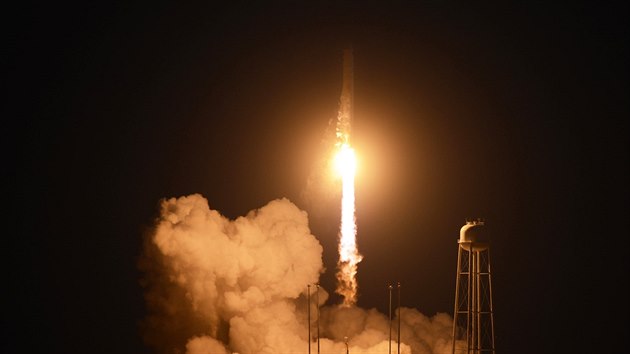 Soukrom americk raketa Antares explodovala nkolik sekund po startu z kosmodromu na ostrov Wallops Island ve stt Virginie (28. jna 2014).