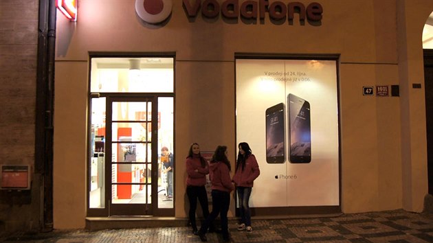 Plnon zahjen prodeje iPhon 6 a 6 Plus ped pobokou Vodafonu na Vclavskm nmst