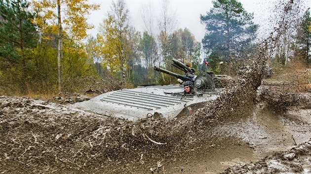 Tanky a tk technika paradoxn pomhaj vzcnm rostlinm a ivoichm v bvalm vojenskm prostoru Na Placht v Hradci Krlov. (26. 10. 2014)