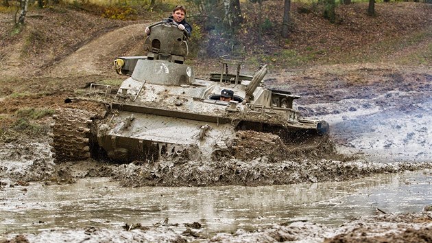 Tanky a tk technika paradoxn pomhaj vzcnm rostlinm a ivoichm v bvalm vojenskm prostoru Na Placht v Hradci Krlov. (26. 10. 2014)