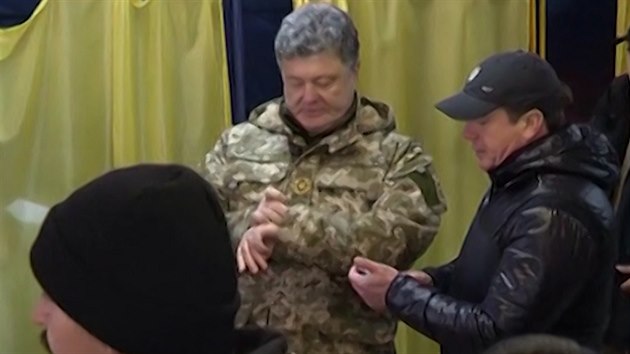 Prezident Poroenko kontroluje prbh voleb. (26. jna 2014)