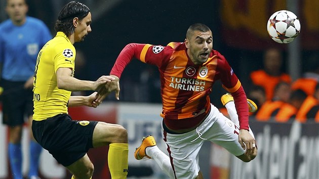 Dortmundsk stoper Neven Suboti (vlevo) fauluje  Buraka Ylmaze z Galatasaray Istanbul v utkn Ligy mistr.