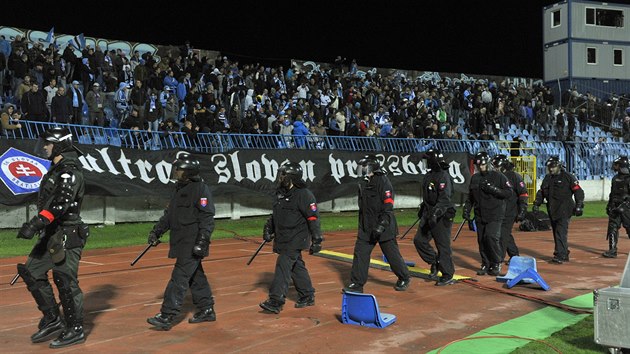 Policist hldkuj na tartanov drze ped fanouky Slovanu Bratislava bhem urkn Evropsk ligy proti Spart.