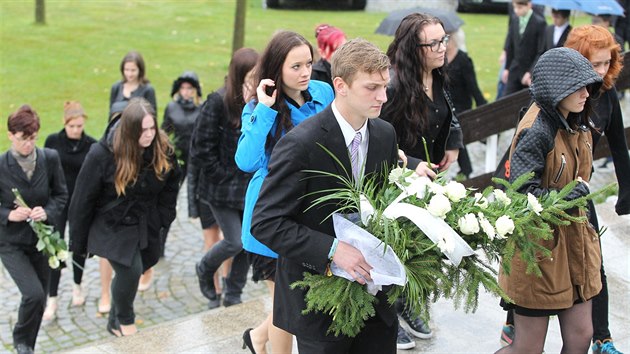 Na poslednm rozlouen byli hojn zastoupeni studenti rsk obchodn akademie, kter pivezl zvl᚝ vypraven autobus.