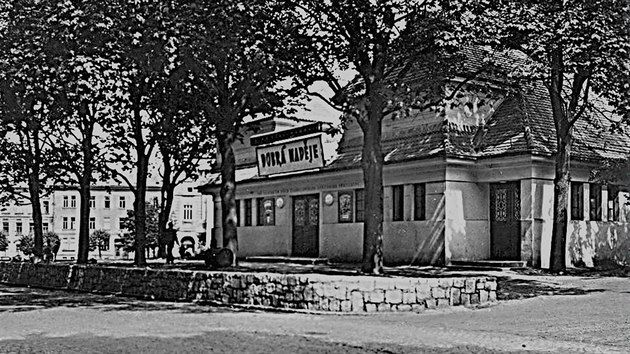 Budova dnenho kina Dukla byla postavena na mst zasypanho mstskho pkopu v tehdej ulici Na Valech v roce 1914. Prvn film se zde promtal a nsledujc rok.