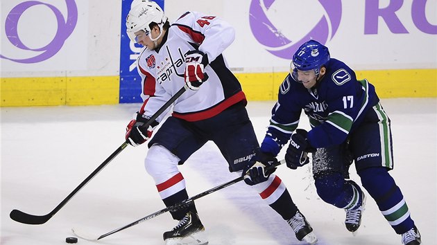 Radim Vrbata (vpravo) z Vancouveru se pokou uloupit kotou, kter vedl Michael Latta z Washingtonu. 