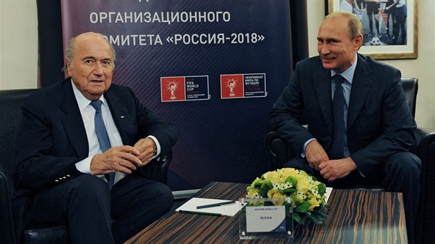 DEBATA O FOTBALE. Rusk prezident Vladimir Putin (vpravo) a prezident Svtov fotbalov federace FIFA Sepp Blatter se setkali v Moskv a debatovali o fotbalovm mistrovstv svta 2018, kter se uskuten v Rusku.