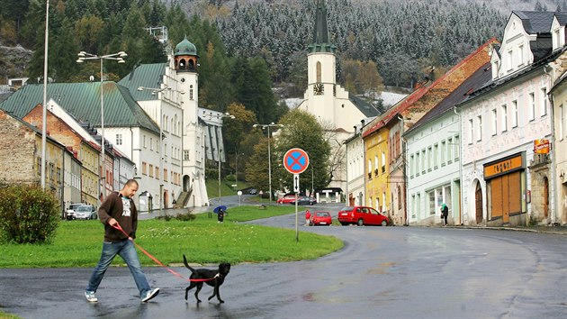 Zatmco v Jchymov pouze prelo, vrcholky kopc zahalil snh.