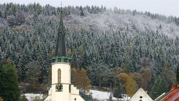 Zatmco v Jchymov pouze prelo, vrcholky kopc zahalil snh.