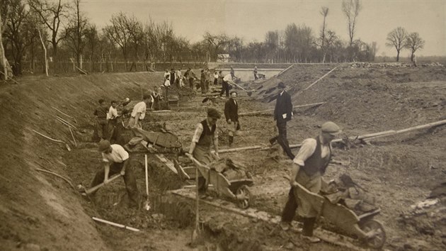 Práce na stavbě Baťova kanálu začaly v roce 1934, dokončený byl o 3 roky později.