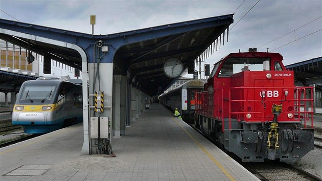 Na ndra vedl Sdbahn (Jin tra)  a Ostbahn (Vchodn tra) Na Ostbahn  na okraji msta je pipojen Nordbahn smrujc do Beclavi.