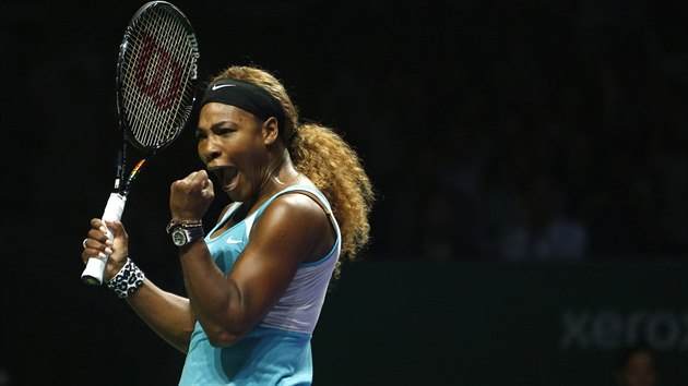 Serena Williamsov se raduje z vhry nad Anou Ivanoviovou.