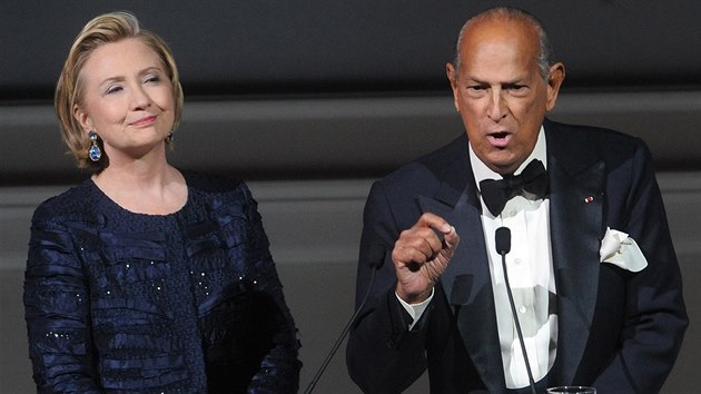 Mdn nvrh Oscar de la Renta oblkal i prvn dmu Hillary Clintonovou. Snmek je z 3. ervna 2014.
