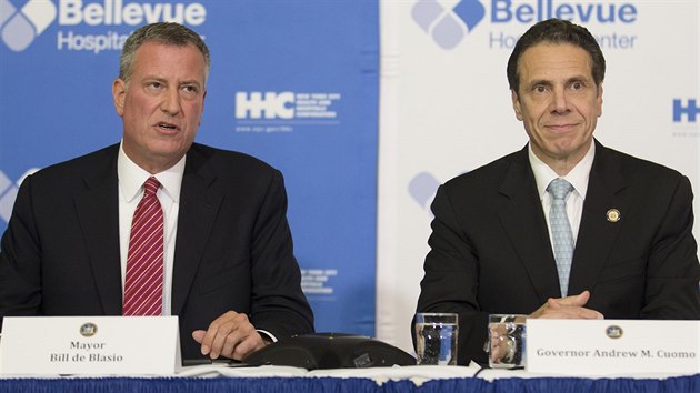 Starosta New Yorku Bill de Blasio a guvernr sttu New York Andrew Cuomo na tiskov konferenci o prvnm ppadu eboly v New Yorku.