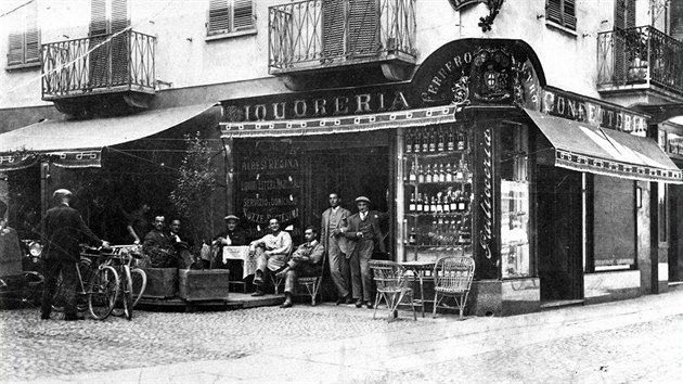 Historie znaky Ferrero se zaala pst ve tyictch letech, kdy se majitel mal cukrrny v Alb Piera a Pietro Ferrerovi rozhodli pemnit svou malou prodejnu na tovrnu.