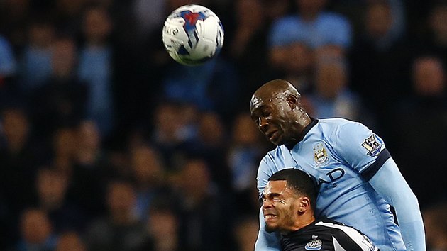 Eliaquim Mangala (nahoe) z Manchesteru City peskoil Massadia Haidaru z Newcastlu.