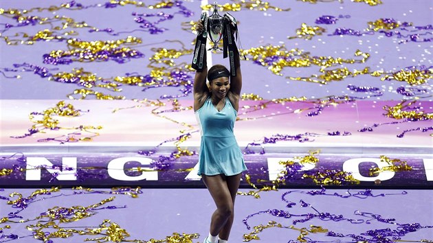 Serena Williamsov hrd pzuje s trofej pro vtzku Turnaje mistry.