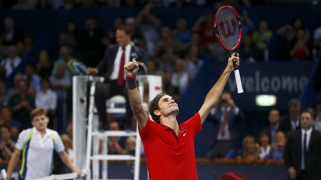 Roger Federer zved ruce k nebi na znamen triumfu - prv ovldl turnaj v Basileji.