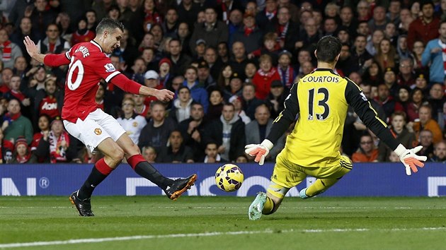 Robin van Persie z Manchesteru United zkou pekonat glmana Chelsea Thibauta Courtoise.