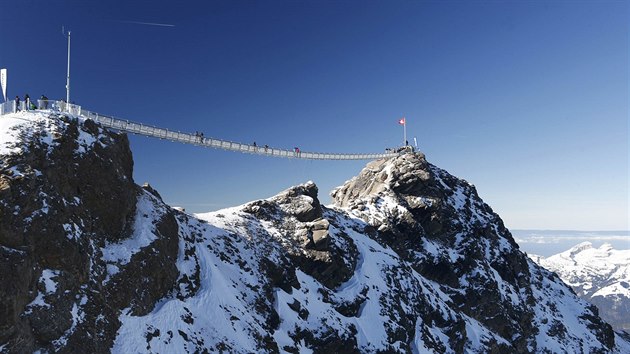 Most spojuje vrchol View Point s o pt metr vym vrcholem Scex Rouge. Prochzka v nadmosk vce tm 3 000 metr nen nic pro "padavky".