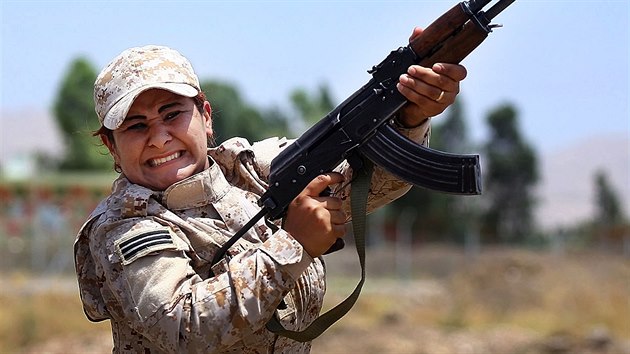 Kurdsk bojovnice pi vcviku v Sulajmnje, kter le zhruba 260 km severovchodn od Bagddu (Irk, 3. ervence 2014).