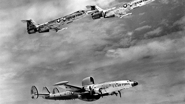 Dva F-104A, dle sériových čísel identické stroje z předchozí fotografie, dělají společnost letounu včasné výstrahy Lockheed RC-121D-LO Warning Star. Zde si můžeme jen postesknout, že když se Super Constellation, jeden z nejkrásnějších strojů historie, militarizuje a vybaví velkými zakrytovanými anténami, rázem ze své elegance hodně ztratí.