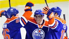 Hokejisté Edmontonu slaví. Zleva Nikita Nikitin,Nail Jakupov a Teddy Purcell.