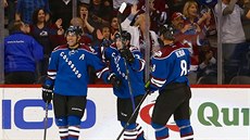 Z gólu se radují hokejisté Colorada. Zleva: Jarome Iginla, Matt Duchene a Jan...