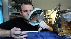 Archeolog Michal Beránek si prohlíží keramickou dýmku nalezenou v jímce při... Archeolog Michal Beránek si prohlíží keramickou dýmku nalezenou v jímce při...