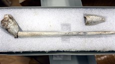Keramická dýmka, jeden z nález objevených v historické jímce pi stavb výtahu...