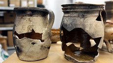 Keramické nádoby sestavené ze step objevených v historické jímce pi stavb...