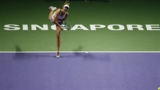 Ruská tenistka Maria arapovová podává v utkání Turnaje mistry proti Wozniacké.