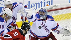 Do nepehledné situace ped brankou New York Rangers se zamotal také eský...