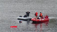Policisté a hasiči zasahovali na Slapské přehradě, kde se pohřešovala zkušená... Policisté a hasiči zasahovali na Slapské přehradě, kde se pohřešovala zkušená...