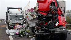Nehoda kamionů u Hořovic skončila smrtelným zraněním. Nehoda kamionů u Hořovic skončila smrtelným zraněním.