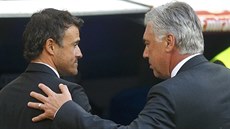 POZDRAV STRATÉG. Trenér Realu Madrid Carlo Ancelotti (vpravo) se ped zápasem...