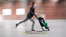 Spojení kočárku a longboardu se hodí pro rodiče a děti, co milují rychlost. Spojení kočárku a longboardu se hodí pro rodiče a děti, co milují rychlost.