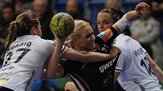 Mostecká házenkářka Simona Szarková se snaží prosadit proti obraně Brühlu. Mostecká házenkářka Simona Szarková se snaží prosadit proti obraně Brühlu.