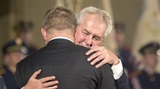 Prezident Milo Zeman a slovenský premiér Robert Fico (zády) pi slavnostním...