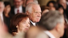 Exprezident Václav Klaus s manelkou pi slavnostním udílení státních...