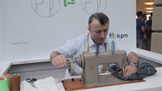Operátor kvůli novému iPhonu zvětšoval zákazníkům kapsy. Operátor kvůli novému iPhonu zvětšoval zákazníkům kapsy.