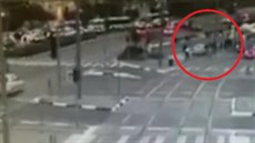 Kamera zachytila útok autem na izraelské zastávce. Kamera zachytila útok autem na izraelské zastávce.