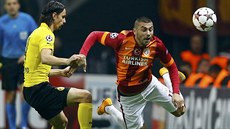 Dortmundský stoper Neven Suboti (vlevo) fauluje  Buraka Ylmaze z Galatasaray...