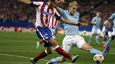 Niguez z Atlétika Madrid (vlevo) se snaí odcentrovat pes Helandera z Malmö v...