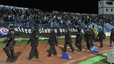 Policisté hlídkují na tartanové dráze ped fanouky Slovanu Bratislava bhem...
