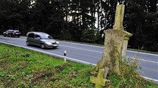 Jeden z křížů se nedávno rozlomil u silnice první třídy nedaleko Vílance na... Jeden z křížů se nedávno rozlomil u silnice první třídy nedaleko Vílance na...