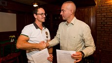 Koaliční lídři Martin Charvát (ANO) a Vladimír Ninger (ČSSD) při podpisu dohody... Koaliční lídři Martin Charvát (ANO) a Vladimír Ninger (ČSSD) při podpisu dohody...